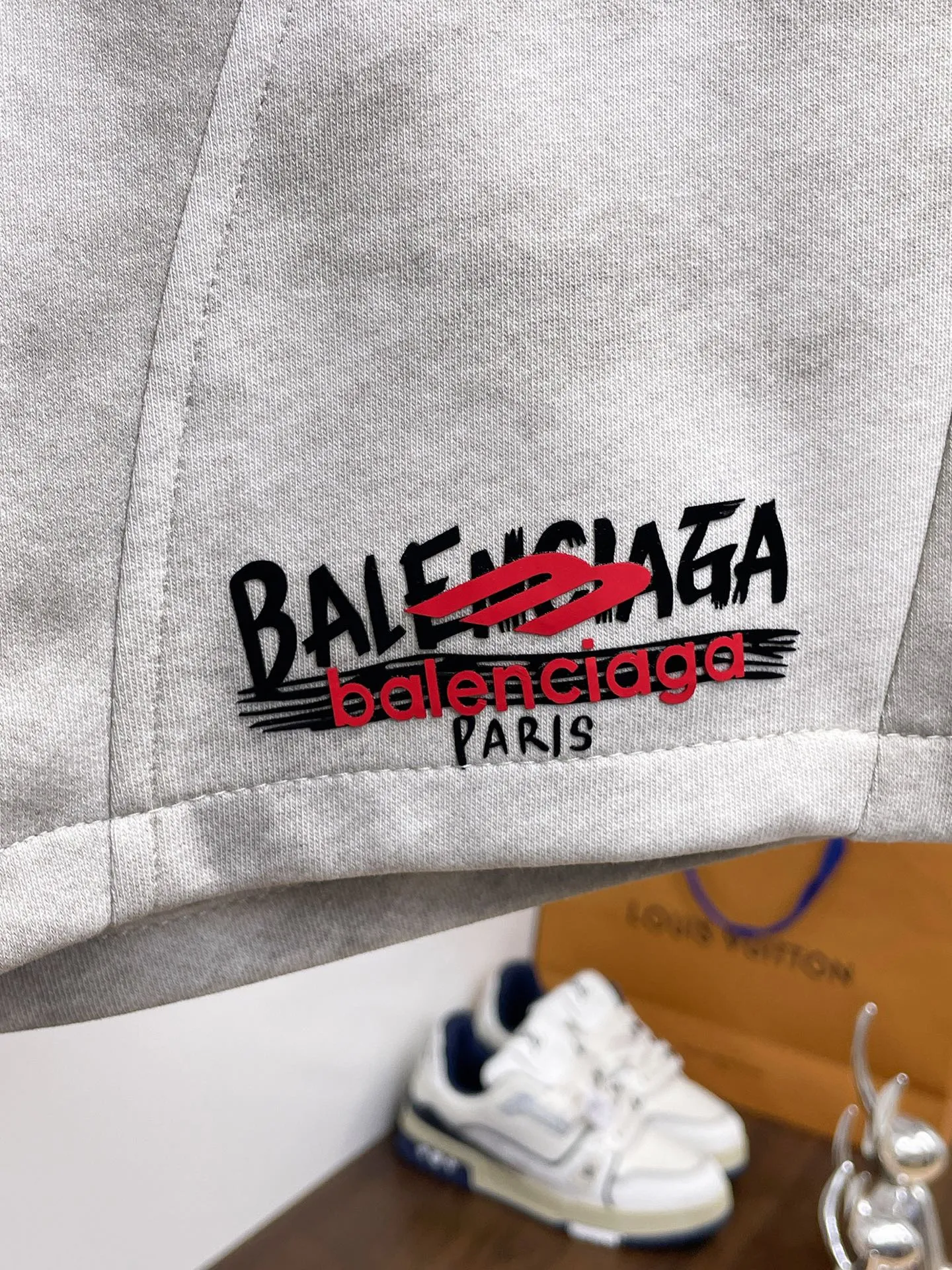 Balenciaga's three-standard complete 2026 summer New Arrival men's casual shorts, advanced custom-made Breathable fabric, Breathable fabric, extremely stretchy and comfortable, impeccable details, top-grade accessories, original logo design concept, delicate and soft feel! The upper body fit is awesome! Size: M-XXXL Please state your height and weight when ordering
